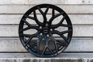 LC–P02 11x20 ET42 5x120 72,56 Glossy Black