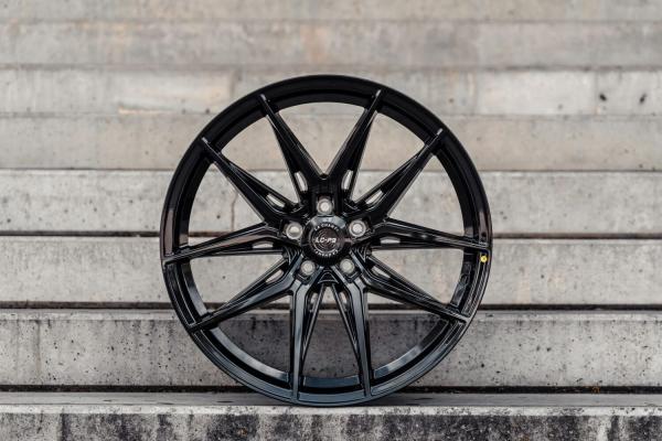 LC–P03 8,5x19 ET33 5x120 72,6 Glossy Black