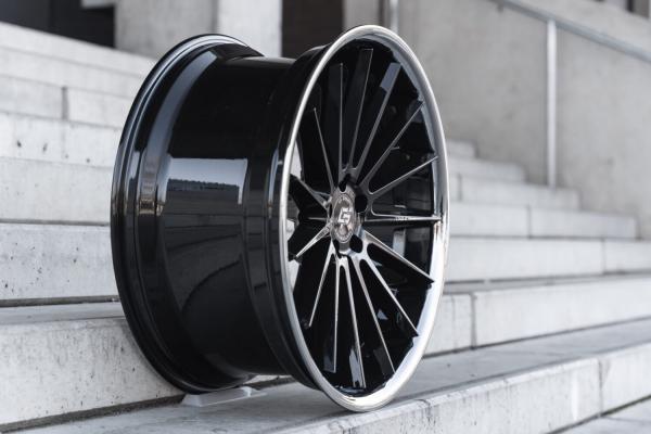 LC–P12 10,5x22 ET20 5x112 66,56 Glossy Black - SS LIP